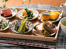 【朝食ビュッフェ（一例）】京都ならではの「おばんざいモーニング」で、体と心に優しい一日のスタートを！