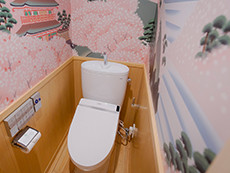 【歌舞伎ルーム‐桜の間】作品の舞台背景をデザインしたトイレ (C) SHOCHIKU
