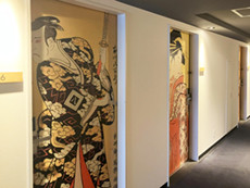 7階のエレベータ扉および客室扉部分に歌舞伎の役者絵をあしらいました（776号室 東州斎写楽「市川八百蔵」／777号室 喜多川歌麿「松葉屋内 染之助」）