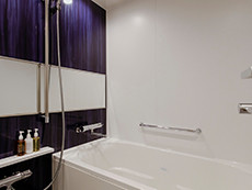 【バスルーム】全室独立型バス＆トイレ。足を伸ばして入れる広々としたバスタブ
