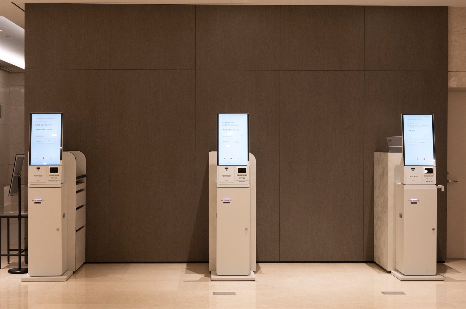 ロビー（チェックインKIOSK）