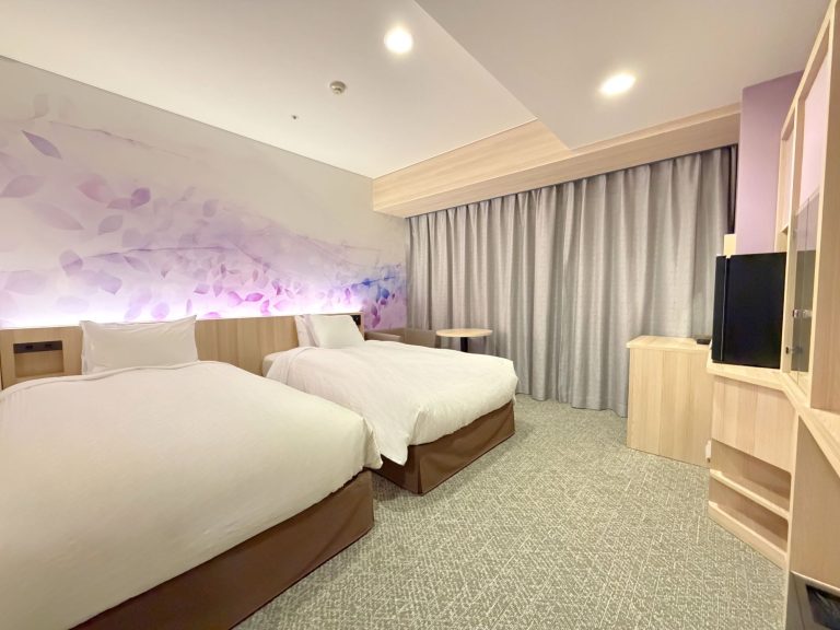 Women's Floor: Sample Twin Room / 22 square meters