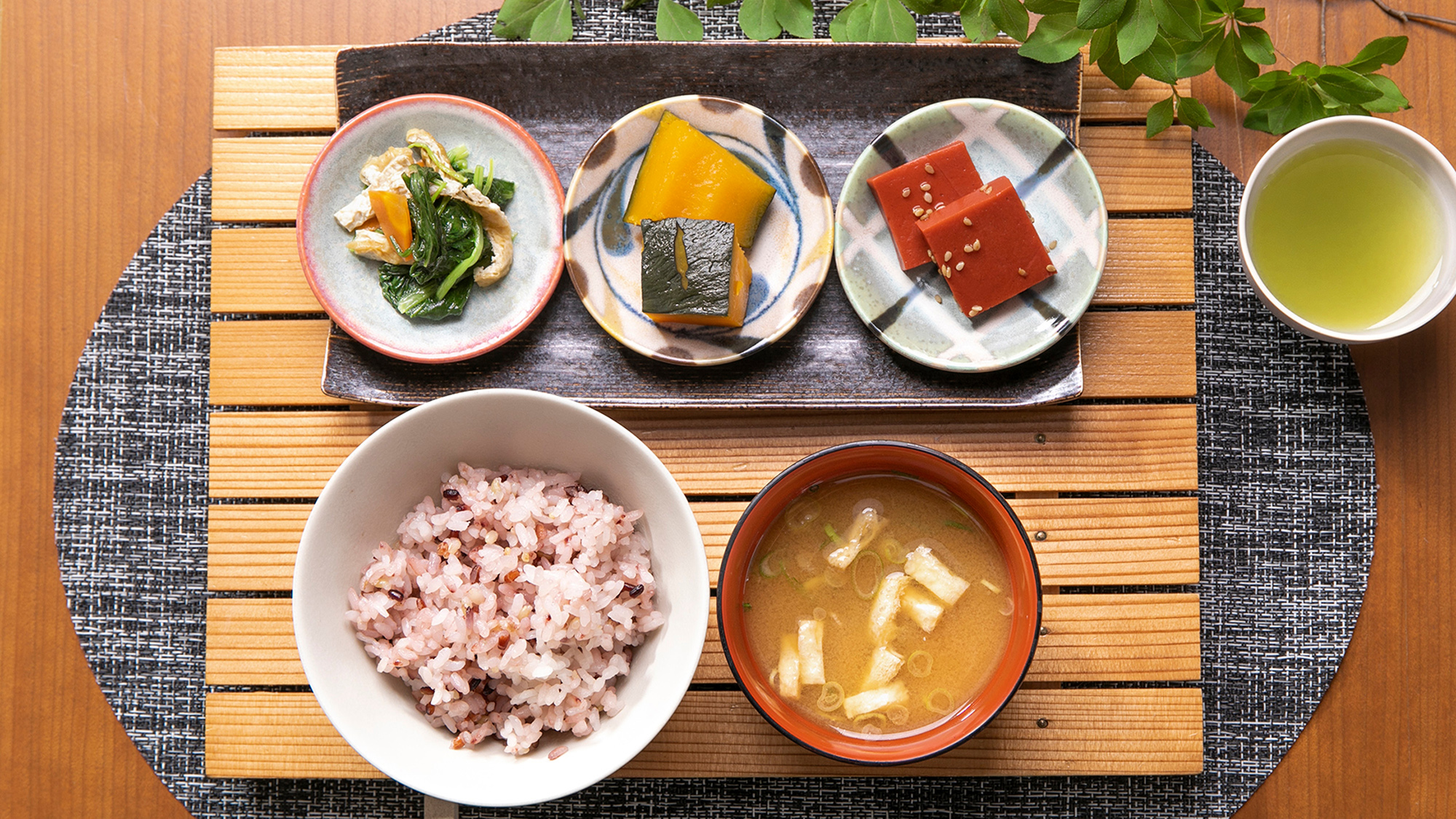 【朝食ビュッフェ（一例）】菜っ葉のおひたしに、かぼちゃの炊いたんなど